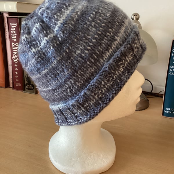 WOMENS HAND KNITTED HAT IN MULTICOLOURED BLUE YARN APPROX 9" or 23cm LONG