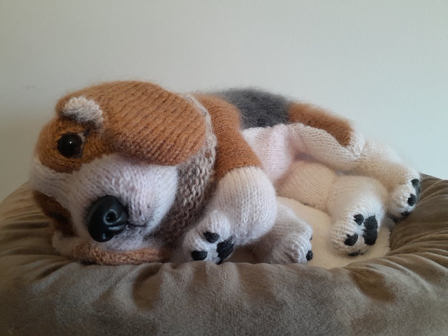 Beagle Puppy, dotpebblesknits knitted design