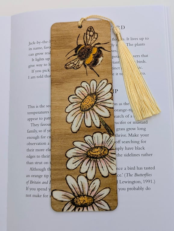 Pyrography Bee and daisies wooden bookmark, gift for a bee lover