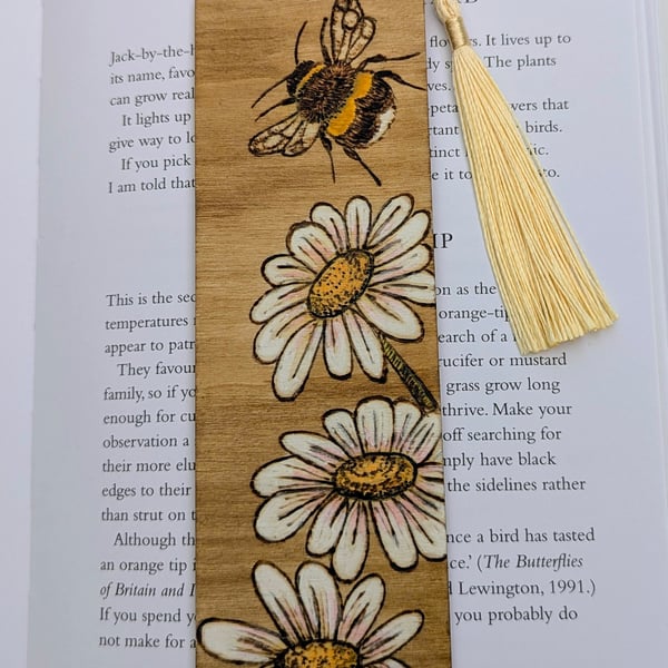 Pyrography Bee and daisies wooden bookmark, gift for a bee lover