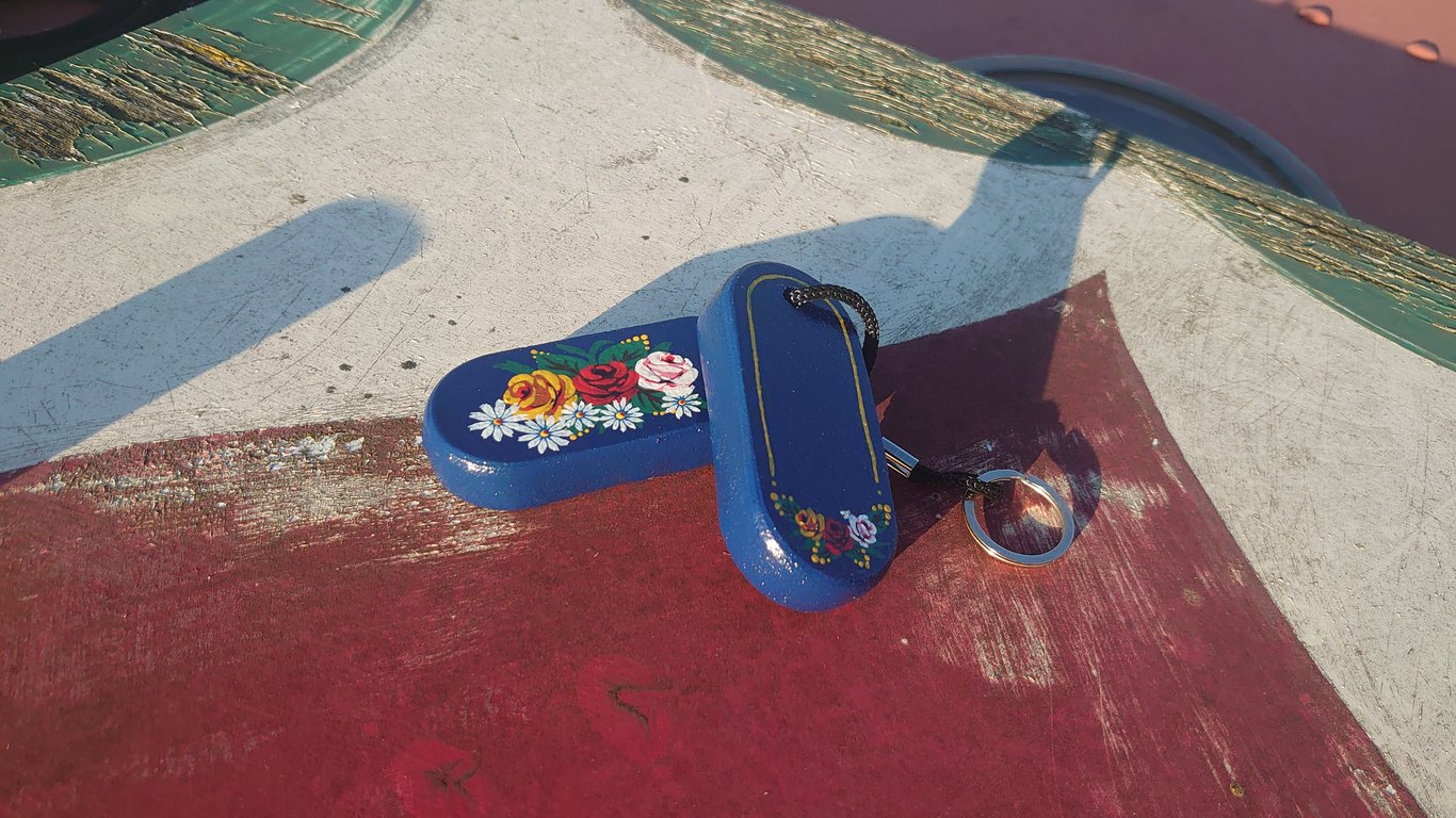 Floating cork keyring with rose and castle 