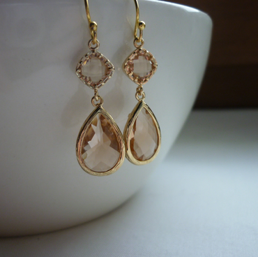 PEACH AND GOLD FACETED DROP EARRINGS.