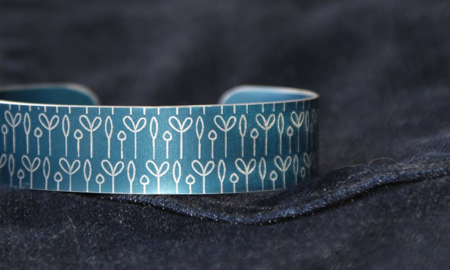 Geometric spring buds print cuff bracelet dark blue