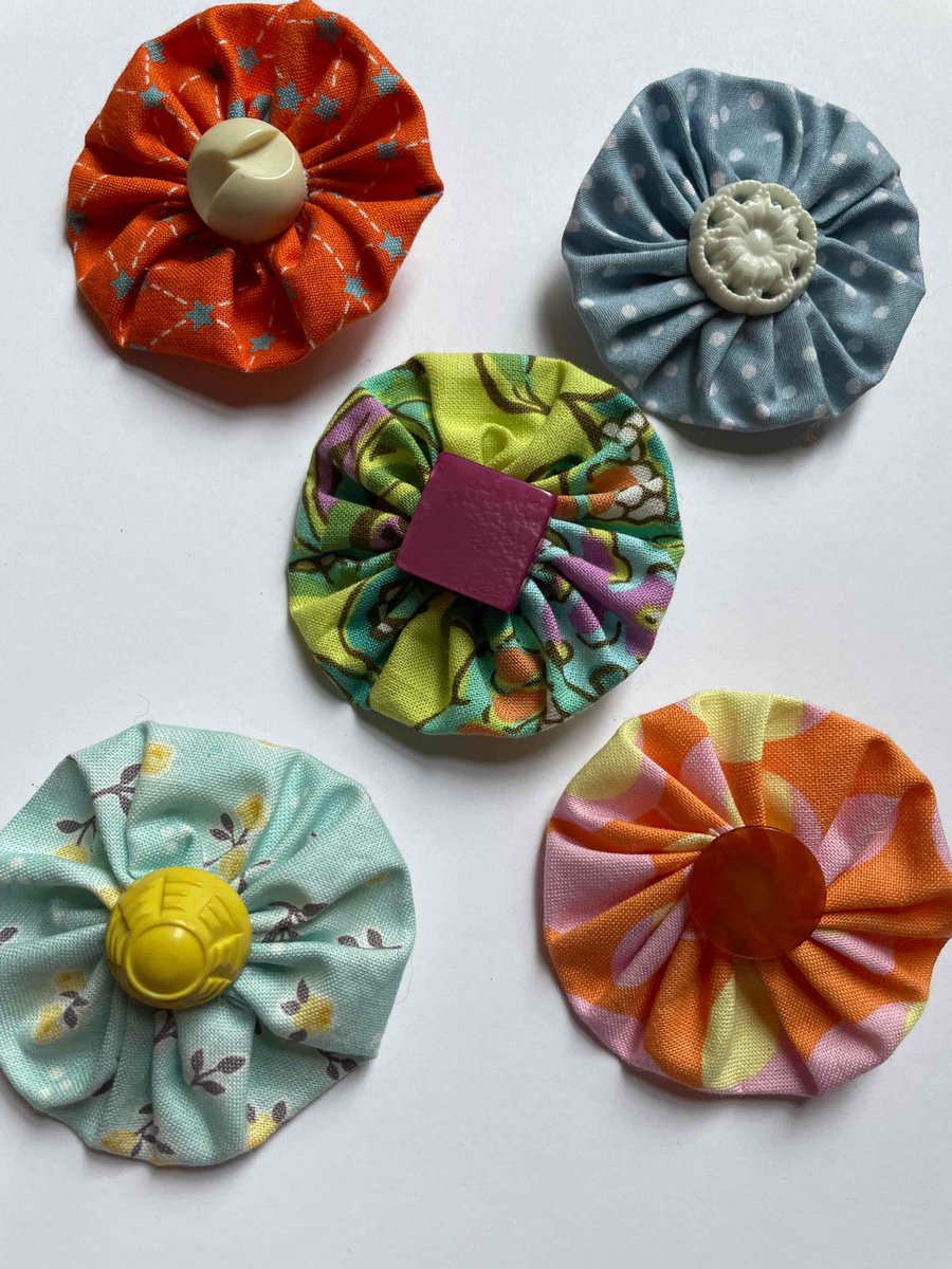 FIVE Brooches. Suffolk Puff, Yoyo Corsages with Button. 