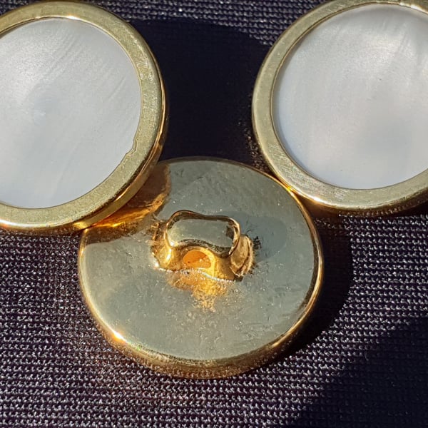19mm 30L Gold & Pearl Buttons from Canada