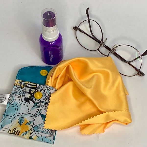 Spectacles cleaning cloth and pouch. Yellow bees. Keep your glasses sparkling