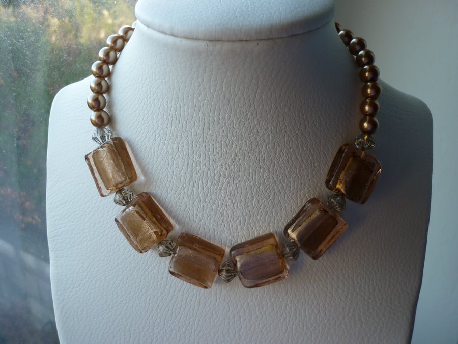 CHUNKY BRONZE GLASS AND PEARL NECKLACE.  441