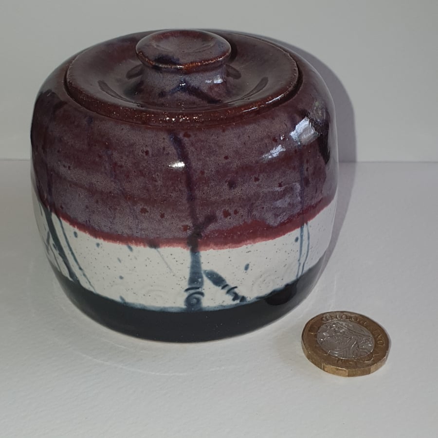 Stoneware pot with lid