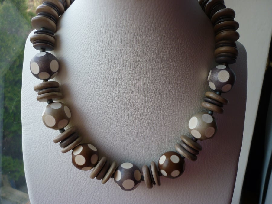 GREY, BROWN AND IVORY CHUNKY SPOTTY NECKLACE.  692