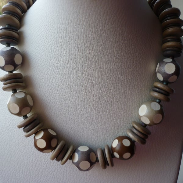 GREY, BROWN AND IVORY CHUNKY SPOTTY NECKLACE.  692