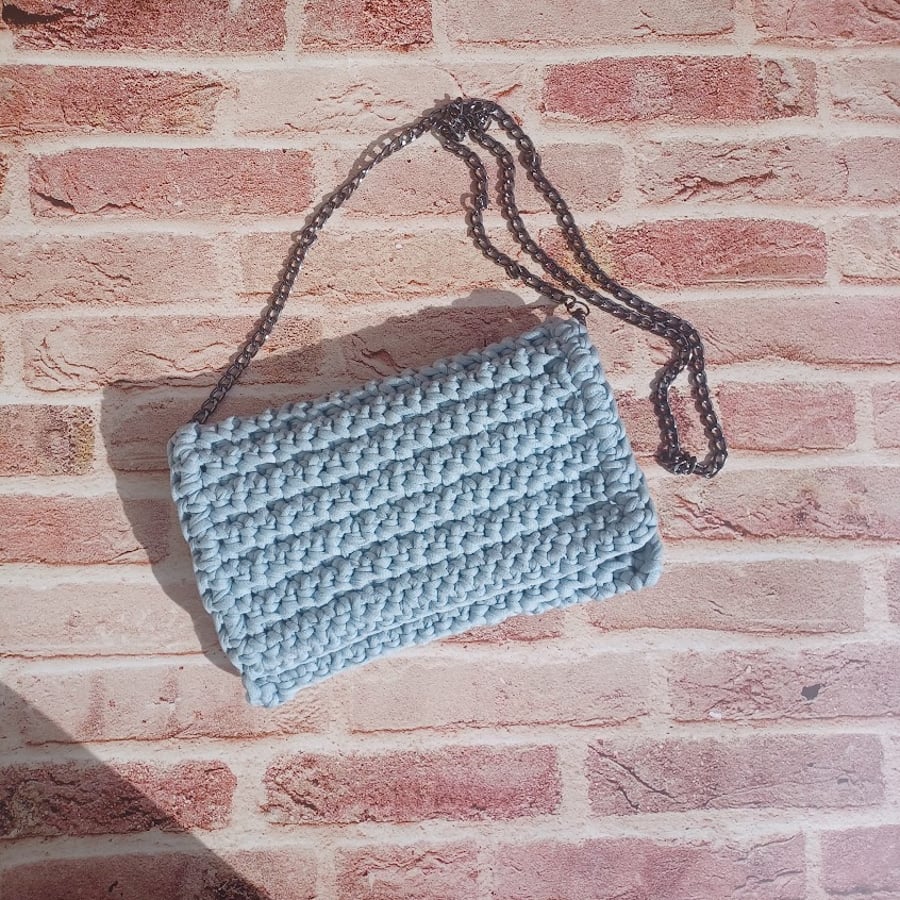 Crochet light grey shoulder bag with dark grey metal chain 
