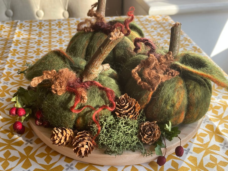 Needle Felted green 3 pumpkins, pumpkin on wooden plate with natural decoration