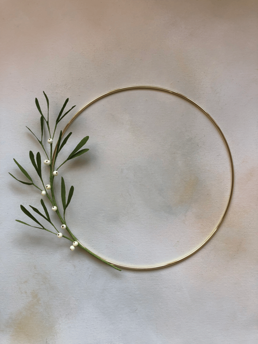 Paper mistletoe wall hoop