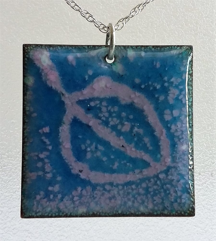 Enamelled pendant with leaf design 190