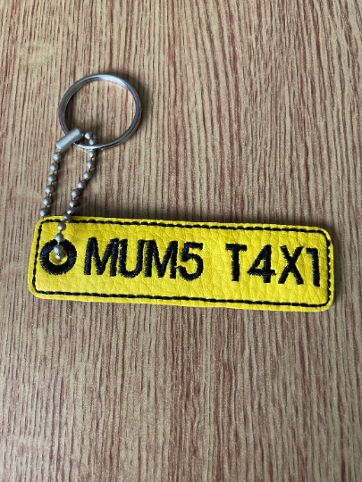 1109. MUM5 T4X1 number plate keyring.