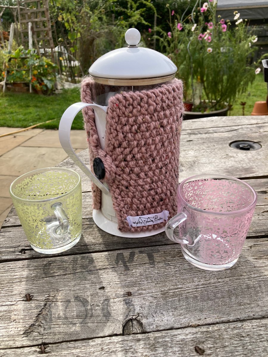 Cafetiere cosy - chunky pink yarn