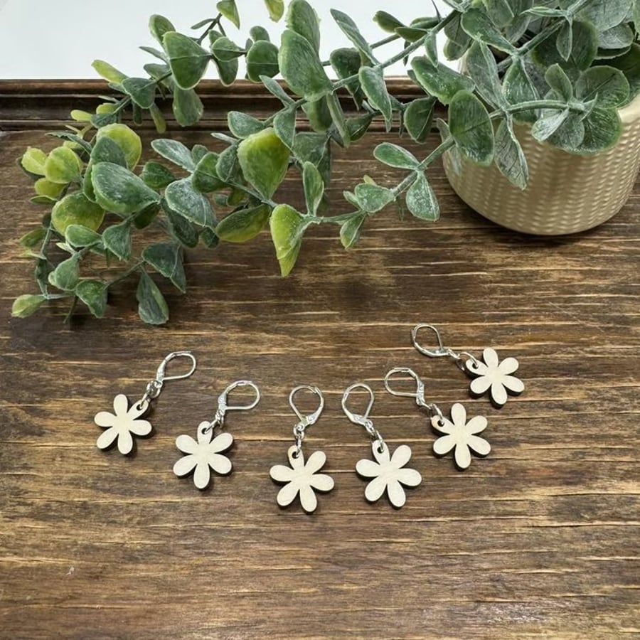 Stitch markers for knitting and crochet, set of 6 wooden flower design 