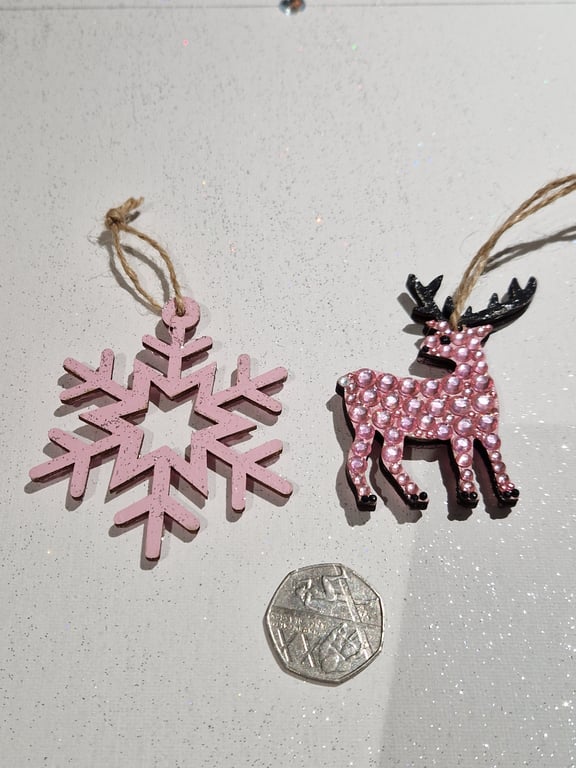 Pack of 2 sequinned wooden decorations.