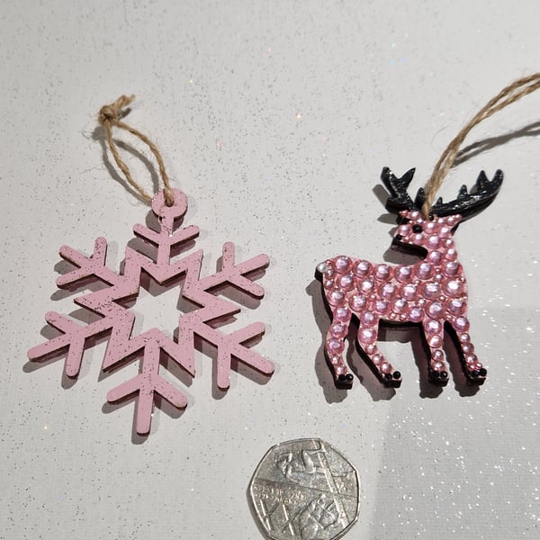 Pack of 2 sequinned wooden decorations.