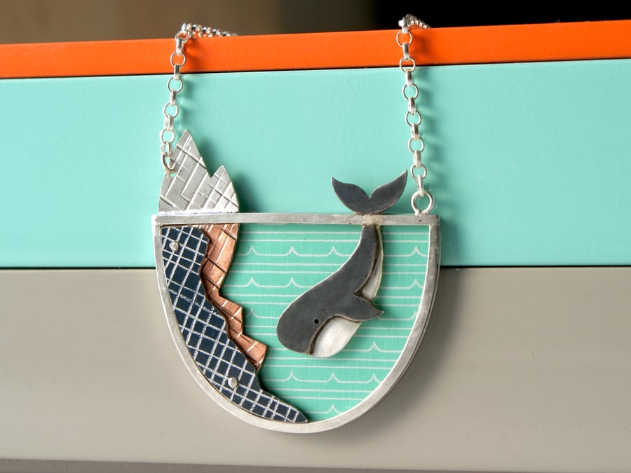 Diving whale necklace