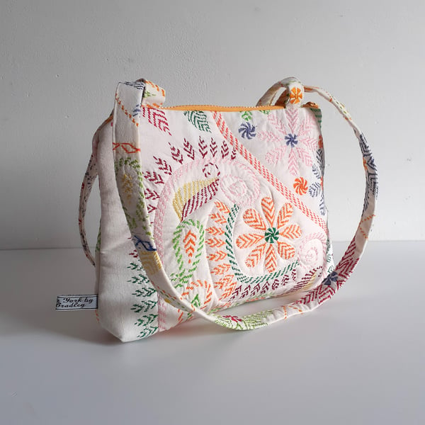  Handbag upcycled in embroidered and padded fabric. 