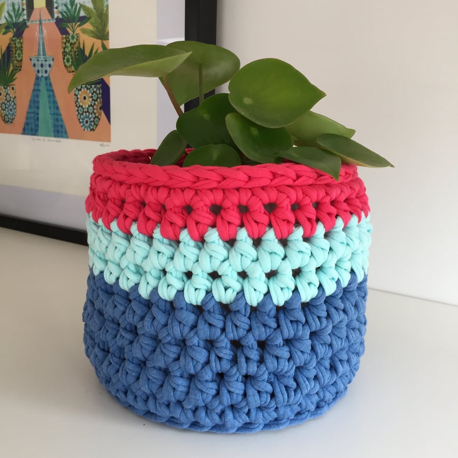 Crochet plant pot cover made with upcycled tshirt yarn - pink medium