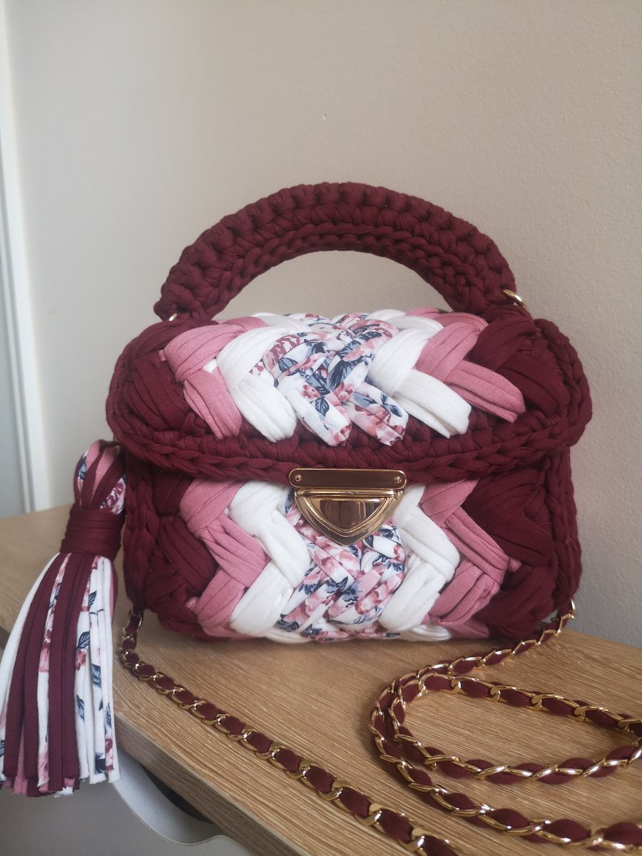 Floral motive crochet bag