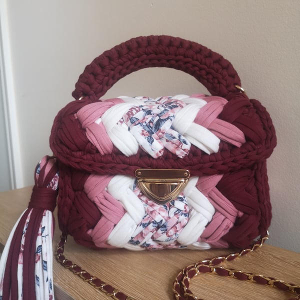 Floral motive crochet bag