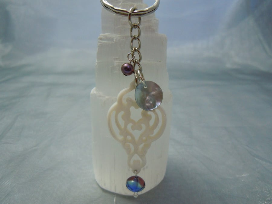 Keyring & bag charm in silver tone metal with Mother of Pearl