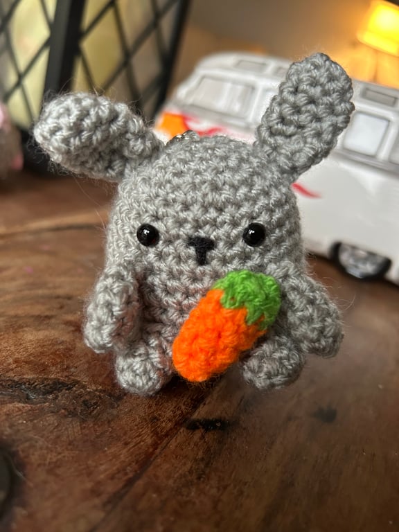 Robbie Rabbit – Grey Crocheted Keyring