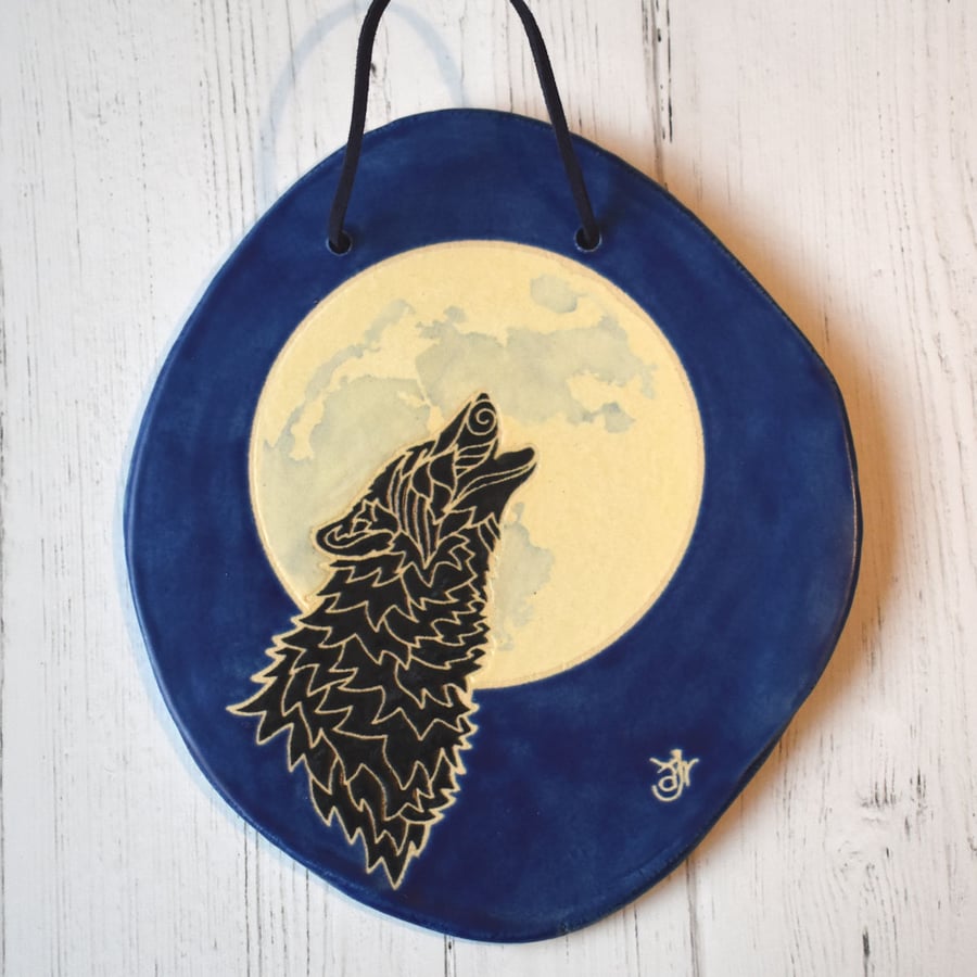 19-393 Ceramic plaque with wolf and moon picture (Free UK postage)
