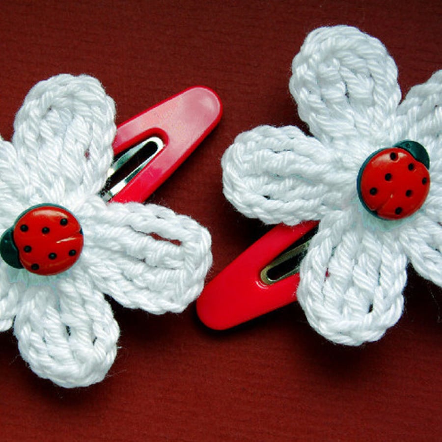 Set of 2 hair clips with WHITE crochet flowers LADYBIRD BUG