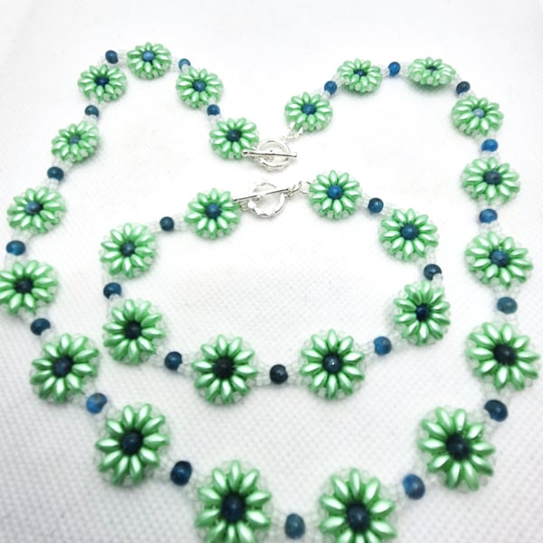 Green daisy chain necklace and bracelet with faux pearls and superduo beads