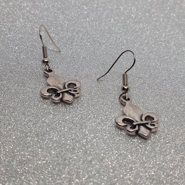 Fleur-de-lis Tibetan Silver earrings 