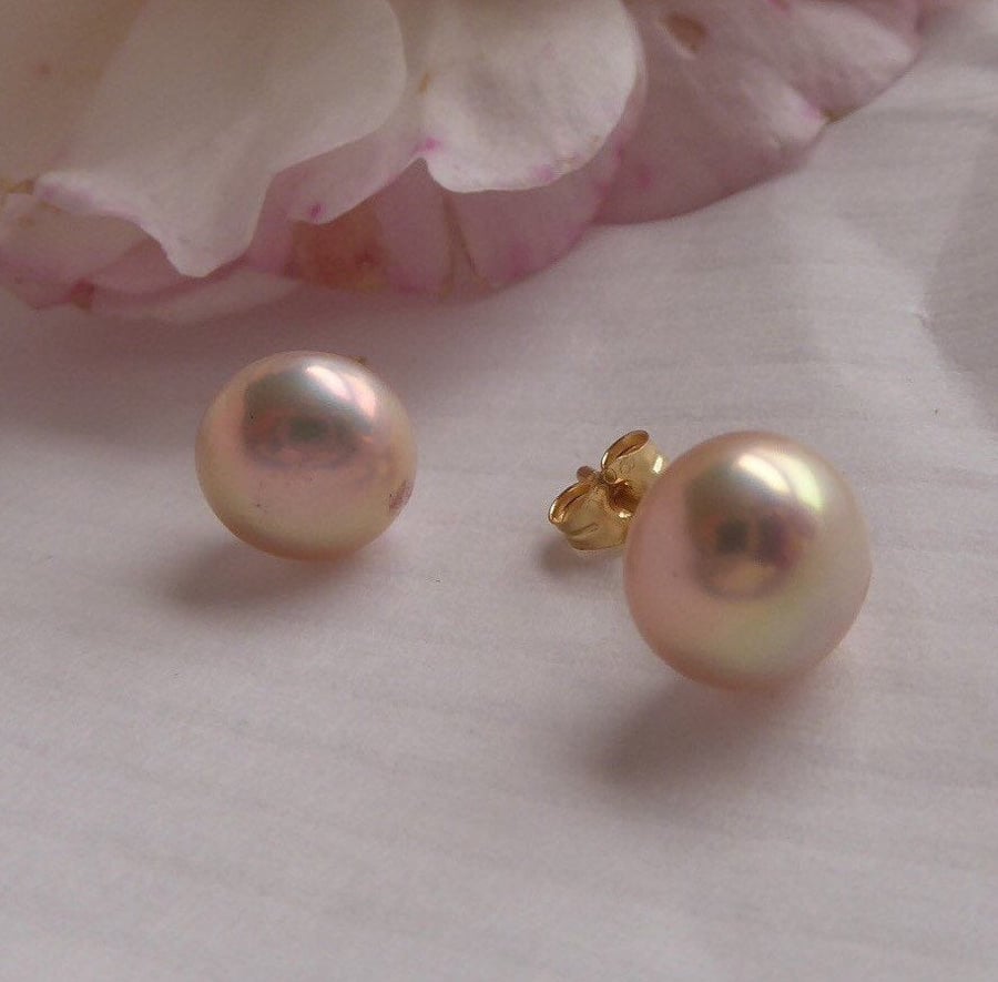 Blush Pink Cultured Freshwater Pearls stud earrings in 18 ct yellow gold
