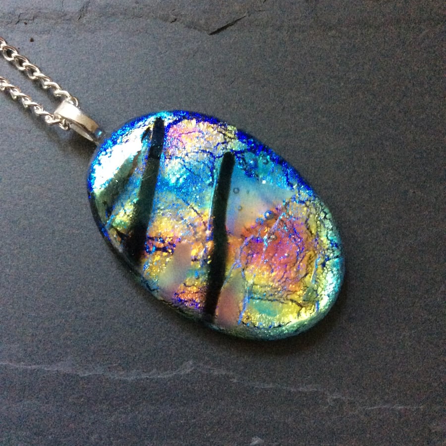  Sparkly dichroic pendant. (0581)