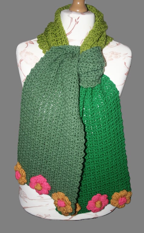 Pretty Crochet Scarf With Flowers 