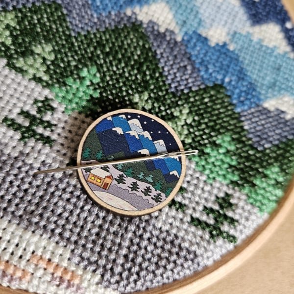 Mountains Wooden Needle Minder