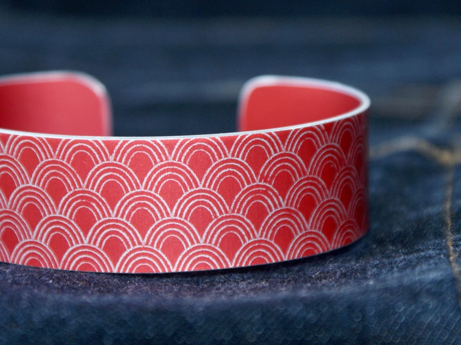 Geometric scallop pattern cuff bracelet red