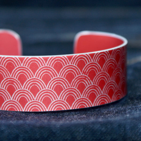 Geometric scallop pattern cuff bracelet red