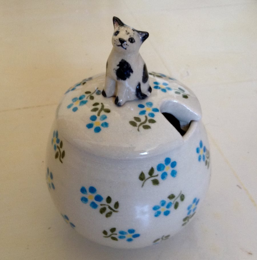 Sugar bowl with cat lid