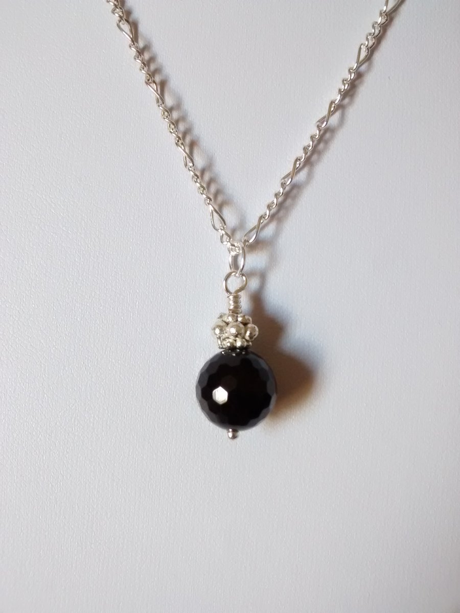 BLACK AGATE AND SILVER PLATE NECKLACE- - FREE UK POSTAGE