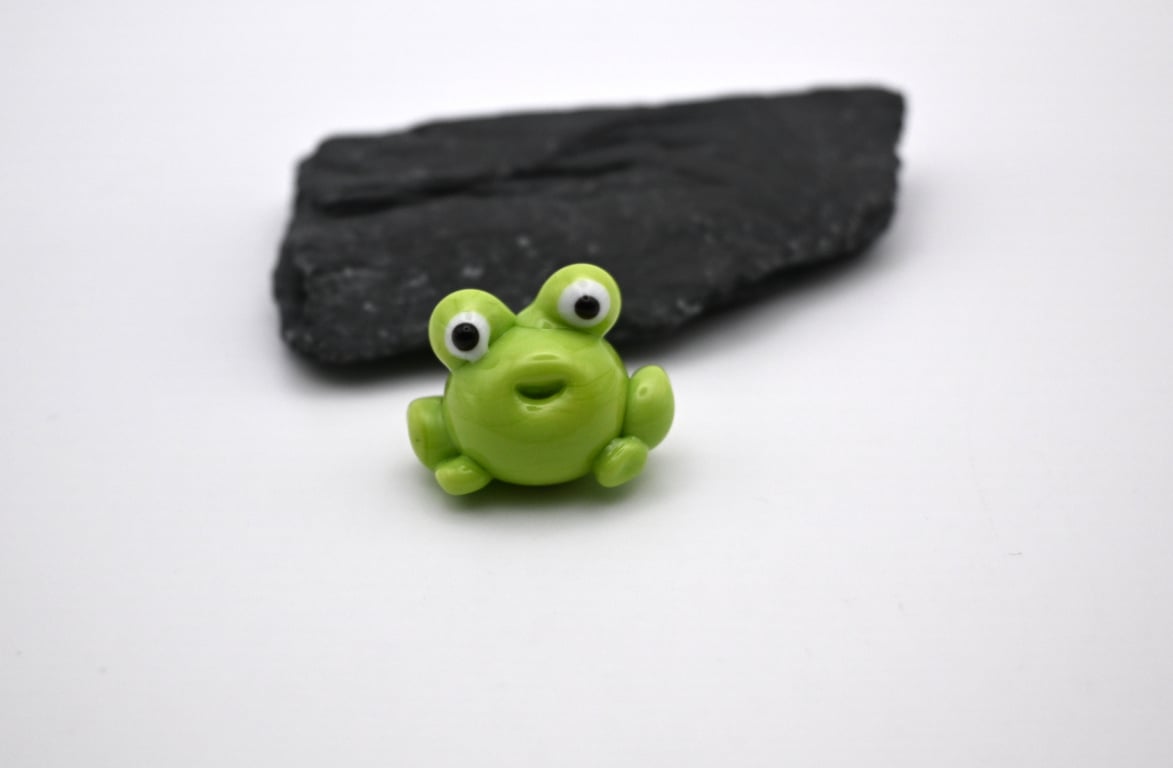 small glass frog keepsake figure