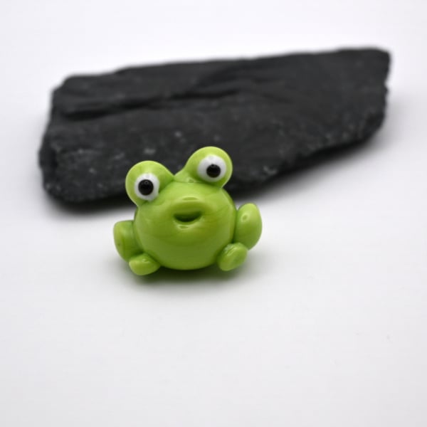 small glass frog keepsake figure