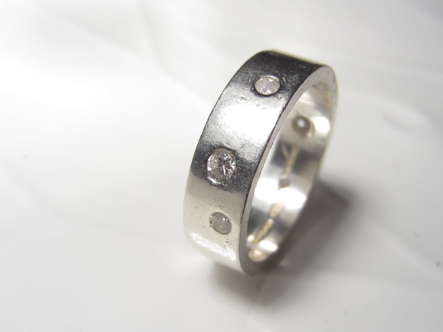 Unisex wedding ring with scattered diamonds