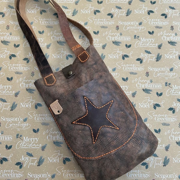 Leather tote bag in animal print with star motif 