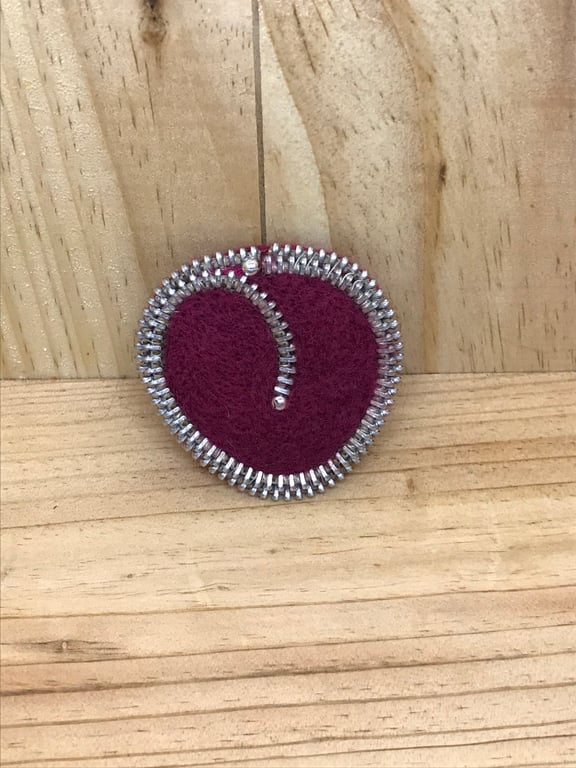  Felt Zip Brooch. (069)