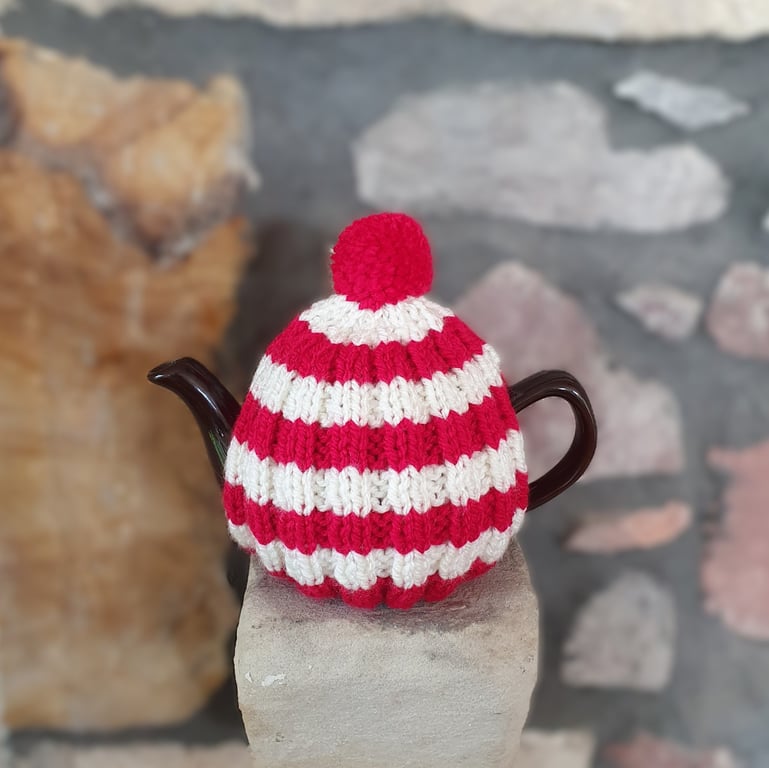 Vegan Small Tea Cosy for 2 Cup Tea Pot, Cornish Style, Hand Knitted Red & Cream