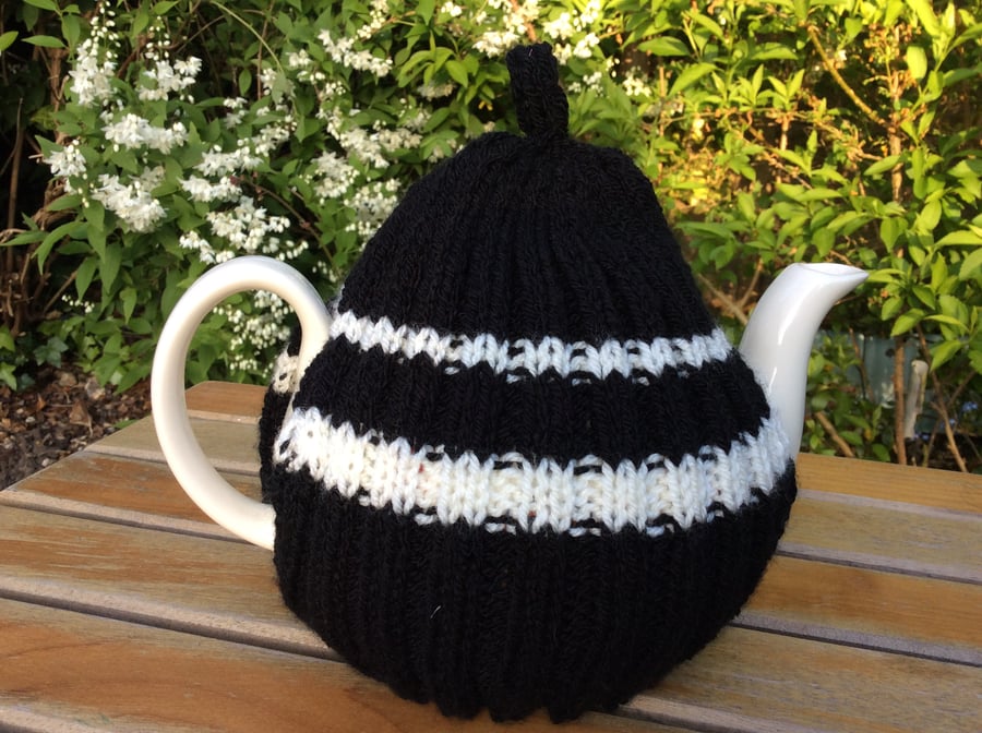 Black Tea Cosy fits a 4-6 cup pot, perfect tea cosy for Dad.