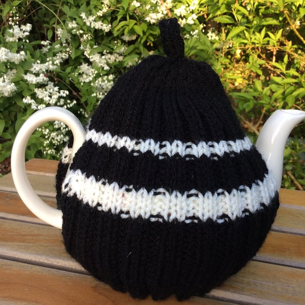 Black Tea Cosy fits a 4-6 cup pot, perfect tea cosy for Dad.
